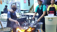 Wanita 70 tahun ini berjualan crab omelette dan drunken noodles yang selalu diantre pembeli. Gayanya unik karena Jay selalu memakai kaca mata ski saat memasak. Foto: Daniel Food Diary