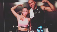 Mulai dari latihan kardio hingga yoga dan angkat beban. Instagram @jessicaalba 