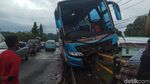 Roda Kiri Nggantung, Bus di Maros Ini Nangkring Mengerikan di Jembatan