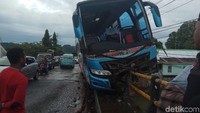 Kecelakaan ini juga membuat, arus kendaraan dari arah Pangkep menuju Maros, macet karena banyak pengguna jalan yang berhenti memarkir kendaraannya untuk melihat kecelakaan itu.