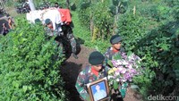 Pemakaman Pratu Randi diiringi ratusan orang yang terdiri dari anggota TNI dan sanak keluarga.