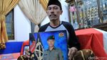 Foto: Suasana Haru di Rumah Duka Pratu Randi