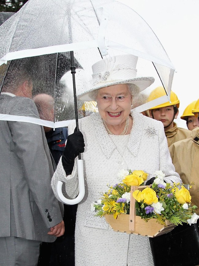 Kalau ini, Ratu Elizabeth II dengan busana dan payung putihnya. Foto: dok: Getty Images