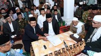 Dua cucu Mbah Moen menikah pada hari ini di Pondok Pesantren Al Ghadier, Kempek, Cirebon, Jawa Barat, Minggu (11/3). Kedua pasangan yang menikah adalah Muhamad Sidqi dengan Evie Sofiah dan Muhamad Shofy dengan Aufa Najda Zainab (Foto: Dok. Istimewa).