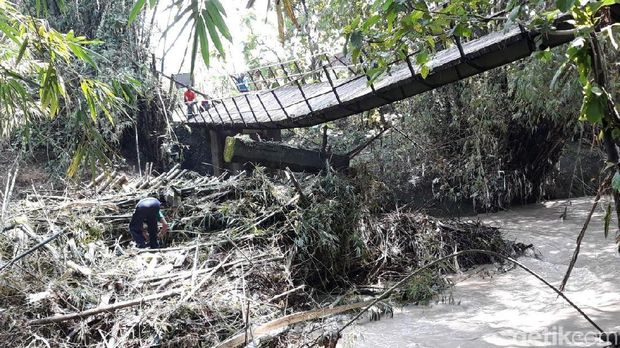 2 Waduk di Madiun Meluap, Jembatan Miring Dihantam Arus Deras