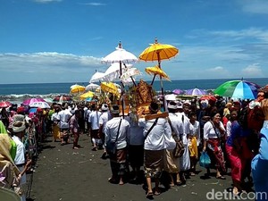 Upacara Melasti, Ratusan Umat Hindu Padati Pantai Paseban