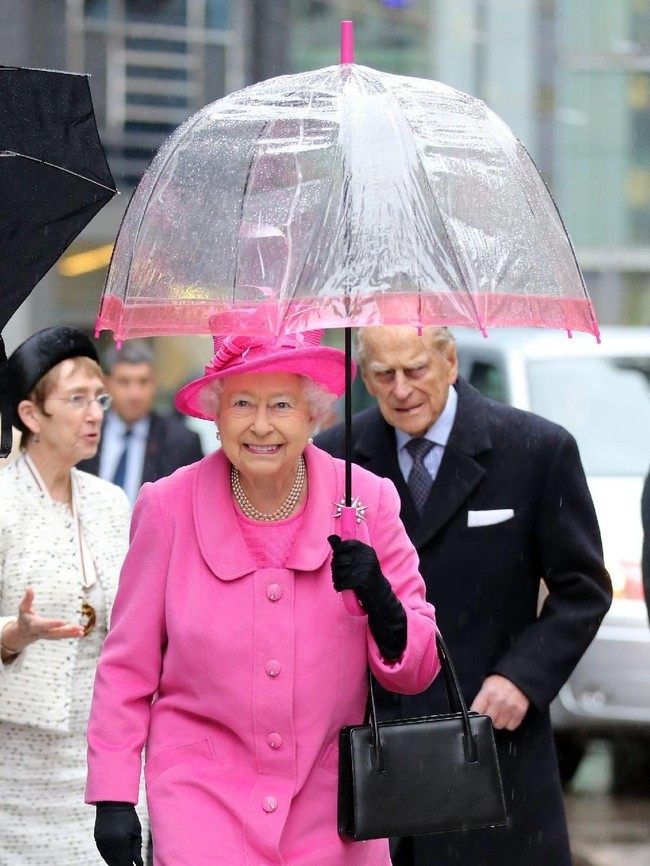 Tampaknya koleksi payung Ratu Elizabeth II bermacam-macam warnanya. Kalau ini, Ratu Elizabeth II dengan gaya matching. Foto: dok: Getty Images
