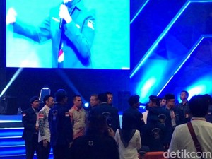 Saat SBY Berdiri Karena Sejumlah Kader PD Keluar Arena Rapimnas
