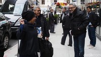 Menteri Kelautan dan Perikanan Susi Pudjiastuti (kiri) menunggu kendaraan menuju Boston bersama Direktur Jenderal Penguatan Daya Saing Produk Kelautan dan Perikanan (PDSPKP) KKP Nilanto Perbowo (tengah) dan Konsul Jenderal RI KJRI, Abdul Kadir Jailani (kanan).