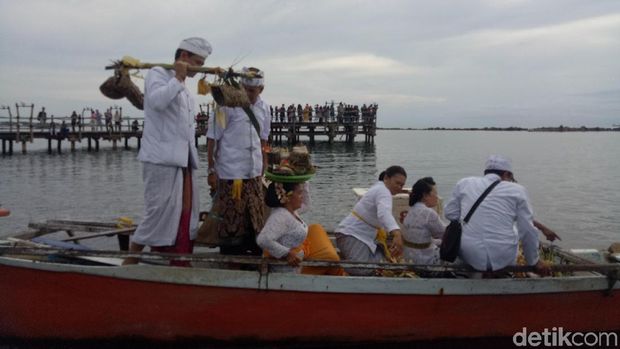 Upacara Melasti, Umat Hindu di Makassar Padati Pantai Akkarena
