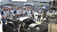 Panglima Kolinlamil Laksda TNI Yudo Margono yang juga penggemar American Jeep mengundang komunitas Jakarta American Jeep (JAJ) untuk memenuhi dermaga Kolinlamil dan menjajal masuk ke lambung KRI Teluk Amboina 503.
