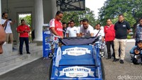 Anies nampak antusias saat melihat becak listrik yang diberikan Hanafi.
