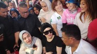 Bukan hanya Sandiaga Uno, Hotman juga pernah mengajak Syahrini ke Kopi Johny ketika penyanyi itu ramai disoroti publik karena foto di jalan tol. Syahrini diketahui merupakan klien Hotman. Foto: Kanavino/detikcom
