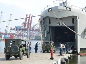 Saat Jeep Willys Era Perang Dunia II Masuk Lambung KRI Teluk Amboina