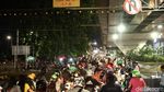 Foto: Penampakan Pemotor di Perlintasan KA Roxy