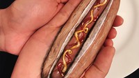Terlihat seperti hot dog sungguhan kan? Wajar saja kalau hasilnya memuaskan, karna riasannya ini membutuhkan waktu 2 jam! Duh, jadi lapar.  Foto: Instagram @mimles