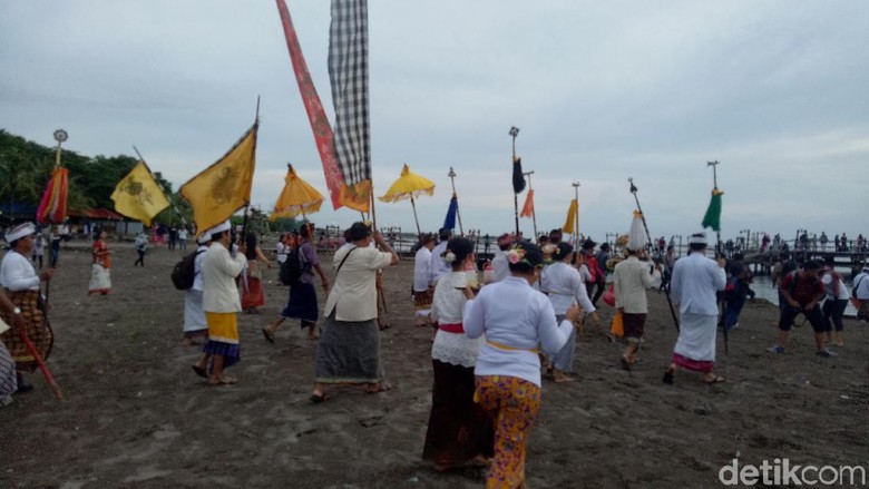 Upacara Melasti Umat Hindu Di Makassar Padati Pantai Akkarena