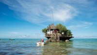 Restoran The Rock yang berada di Zanzibar, Afrika Barat. Hayoo gimana nih kalau kamu makan di resto unik ini? Foto: Colin Cosier