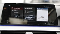 BMW 530e M Sport juga dibekali sistem hiburan dengan layar 10.25 inci. yang bisa dikontrol menggunakan iDrive Controller, sentuhan di layar, atau dengan bantuan Intelligent Voice Assistant. Foto: Rangga Rahadiansyah