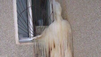 Air yang membeku jadi es yang mirip sosok manusia. Foto: Twitter: FacesPics