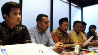 Mereka menggelar konferensi pers menyikapi pergantian Ketua Fraksi Partai Golkar DPR RI dari Robert J Kardinal kepada Melchias Marcus Mekeng di Jakarta, Minggu (11/3). Foto: dok. GMPG