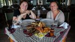 Memandang Samudra Hindia Sambil Makan Seafood di Restoran Atas Batu Karang