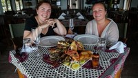 Menu andalannya adalah seafood platter dengan porsi besar yang disajikan segar. Foto: Colin Cosier