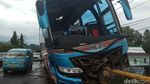 Roda Kiri Nggantung, Bus di Maros Ini Nangkring Mengerikan di Jembatan