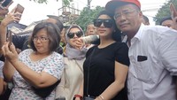  Lucu sih, aku lihat dari jauh, ada jembatan bagus banget kaya di luar negeri, Coba kita turun satu atau dua menitan untuk foto tiga jepretan, katanya.