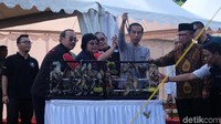 Presiden Jokowi lepas bebas burung dari sangkarnya. (Andhika P/detikcom)