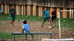 Serunya Main Sepakbola di Pinggir Sungai