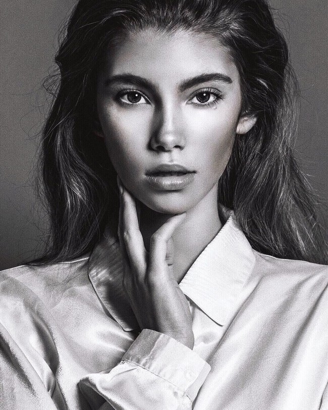 Wanita 22 tahun itu sangat giat mengejar impiannya sebagai model ternama. Hingga ia mendapatkan pekerjaan model yang cukup bergengsi yakni menjadi model brand fashion Missguided bersama Pamela Anderson.  Foto: dok. Instagram