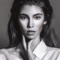 Wanita 22 tahun itu sangat giat mengejar impiannya sebagai model ternama. Hingga ia mendapatkan pekerjaan model yang cukup bergengsi yakni menjadi model brand fashion Missguided bersama Pamela Anderson.  Foto: dok. Instagram