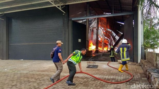 Pabrik Plastik di Pasuruan Terbakar, Asap Pekat Membubung Tinggi
