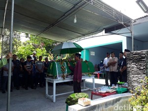 Suasana Duka Mengiringi Pemakaman Korban Kecelakaan Tank Di Purworejo