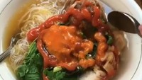 Ternyata presenter sekaligus komedian berusia 34 tahun ini doyan makan bakso. Ia menjelaskan kalau ini namanya bakso cuanki. Bakso cuanki ini salah satu jajanan khas Bandung. Ditambah saus dan sambal, bakso milik Rina terlihat menggoda, ya!   Foto: Instagram @rinanose16