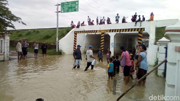 Banjir di Brebes akibat luapan Sungai Cisanggarung.