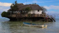 Restoran beratap rumbia ini terletak di atas sebuah karang besar. Wih, panorama Samudra Hindia terbentang luas di hadapan siapapun yang datang ke sini. Foto: Colin Cosier