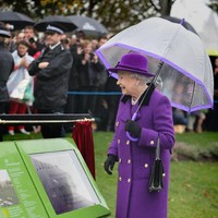 Akan jadi sangat mencemaskan jika kamu sedang berbicara dengan Ratu dan melihat handbag dipindahkan dari satu tangan ke tangan lain, kata ahli sejarah kerajaan Hugo Vickers kepada People. Menurut Hugo, itu adalah sinyal jika sang Ratu ingin menyelesaikan pembicaraan. Para staf pun akan bersiap untuk mengalihkan lawan bicara Ratu ke hal lain tapi dilakukan dengan sangat halus. Foto: Getty Images