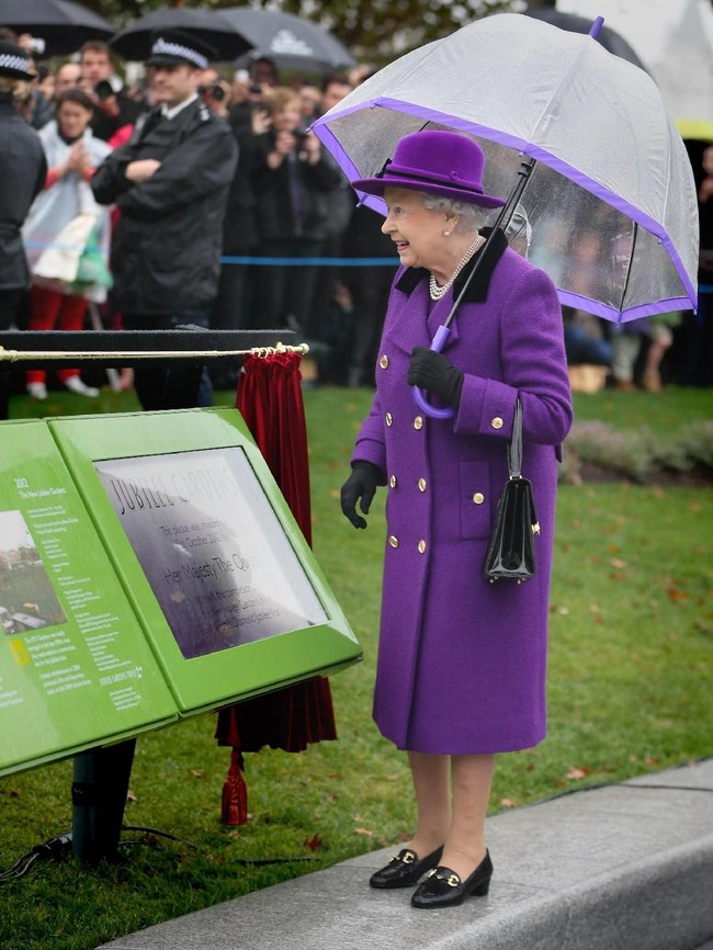 Akan jadi sangat mencemaskan jika kamu sedang berbicara dengan Ratu dan melihat handbag dipindahkan dari satu tangan ke tangan lain, kata ahli sejarah kerajaan Hugo Vickers kepada People. Menurut Hugo, itu adalah sinyal jika sang Ratu ingin menyelesaikan pembicaraan. Para staf pun akan bersiap untuk mengalihkan lawan bicara Ratu ke hal lain tapi dilakukan dengan sangat halus. Foto: Getty Images