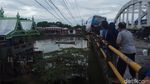 Roda Kiri Nggantung, Bus di Maros Ini Nangkring Mengerikan di Jembatan