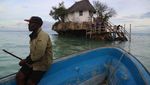 Memandang Samudra Hindia Sambil Makan Seafood di Restoran Atas Batu Karang
