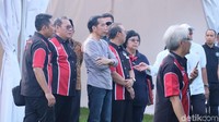 Selain Jokowi, ada Menteri Lingkungan Hidup dan Kehutanan Siti Nurbaya Bakar. Tak ada yang mengenakan setelah jas. (Andhika Prasetya/detikcom)