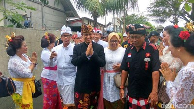 Potret Anies dan Istri Ikut Upacara Melasti di Pura Segara Cilincing