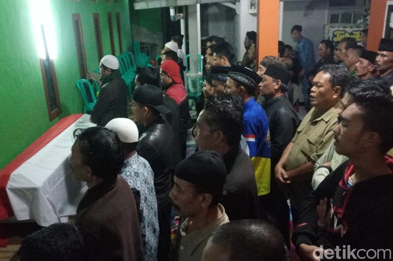Jenazah Pratu Randi Korban Kecelakaan Tank Sampai di Sumedang Jenazah Pratu Randi Korban Kecelakaan Tank Sampai di Sumedang