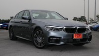 Tampilan desain eksterior BMW 530e M Sport ini sporty dan mewah. Disebut demikian karena memang mobil ini mendapat sentuhan M Sport. BMW 530e M Sport juga dibekali BMW Individual high-gloss Shadow Line. Di bagian depan terdapat lampu adaptive LED highlights, highbeam assistance, LED foglight. Ada pula rain sensor and automotic driving light control. Foto: Rangga Rahadiansyah