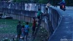 Serunya Main Sepakbola di Pinggir Sungai