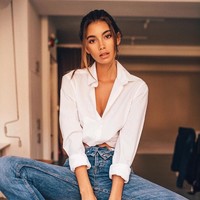 Tanpa makeup, hanya pakai kemeja putih dan celana jeans, penampilan Cindy terlihat mempesona.  Foto: dok. Instagram