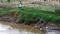 Sesekali mereka harus mengambil bola yang masuk ke sungai.