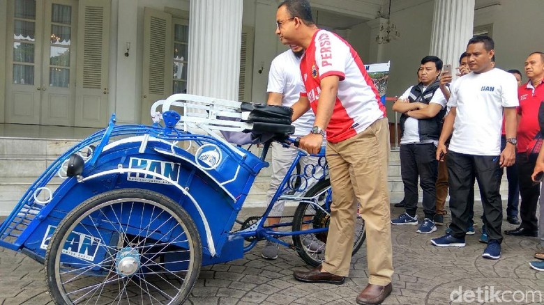 Anies: Tak Ada UU yang Larang Warga Jadi Tukang Becak Anies: Tak Ada UU yang Larang Warga Jadi Tukang Becak
